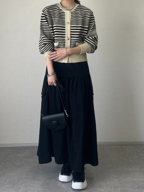 コーデ　スカート　黒