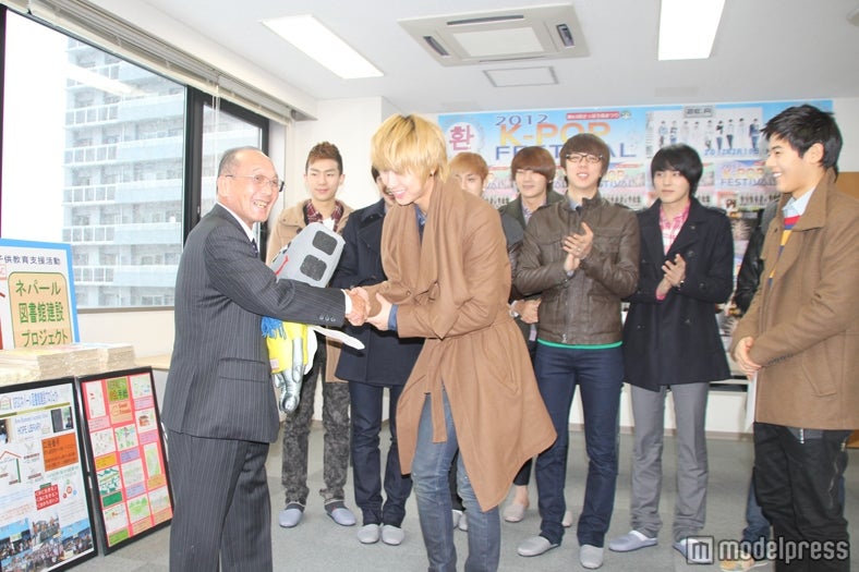 「ネパール図書プロジェクト」セレモニーに参加するZE:A／(C)NPO法人日韓文化交流会