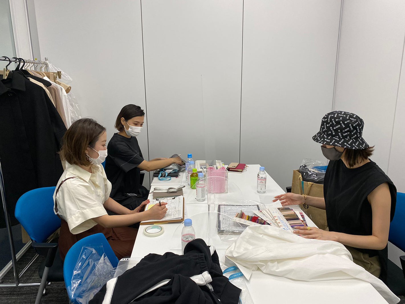 打ち合わせの様子（提供写真）