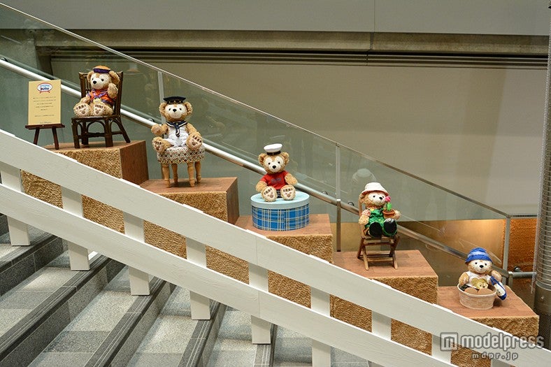 歴代のコスチュームを着たダッフィー