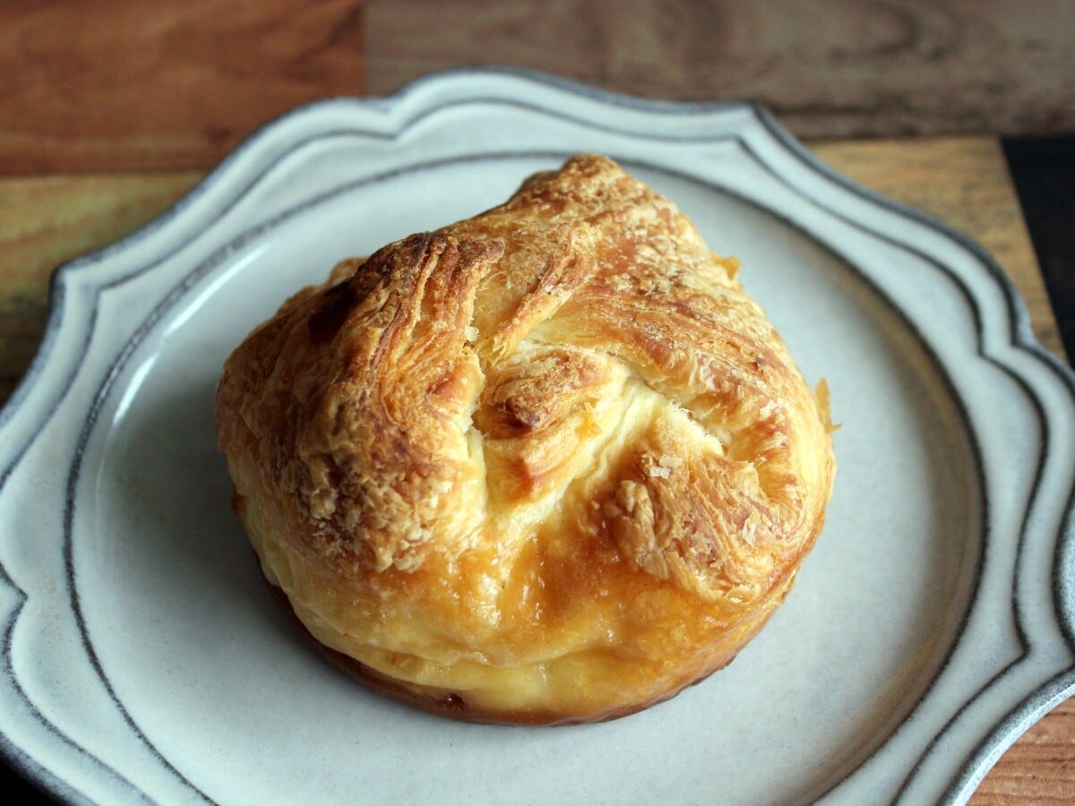 冷蔵下でも生地は固くなく、軽く歯切れのよい食感