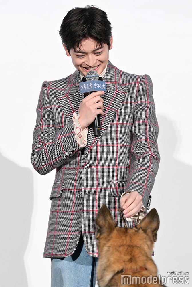 さくらをなでる高橋文哉（C）モデルプレス