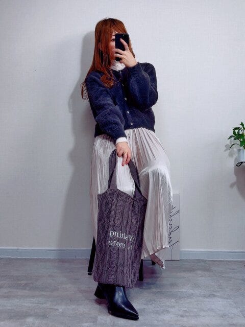 GUシャギーニットハートビジューボタンカーディガン GUシャギーニットハートビジューボタンカーディガンの上品ワントーン風コーデ