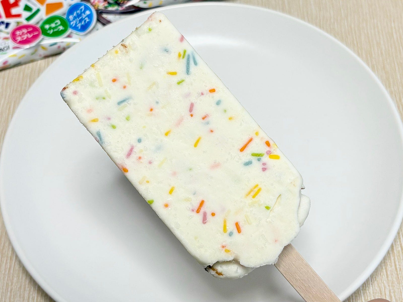 アイスの中にたっぷりのカラースプレーが!