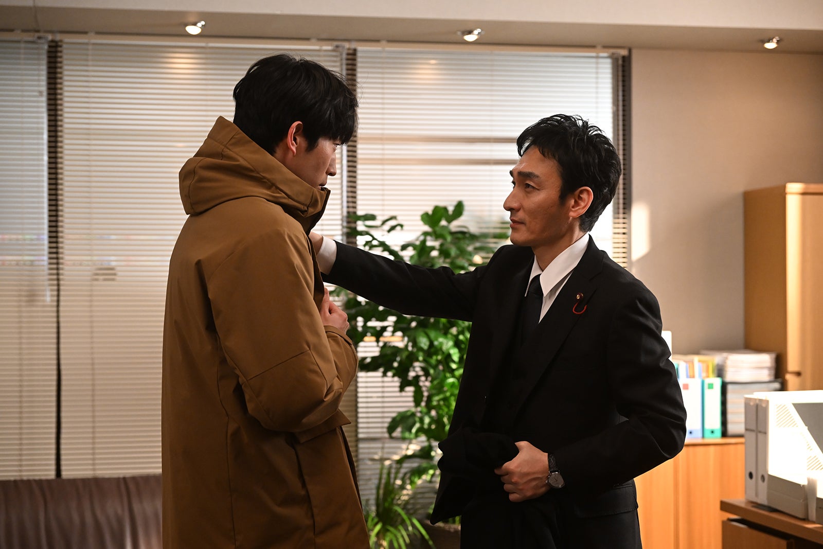 杉野遥亮、草なぎ剛「罠の戦争」最終話より（C）カンテレ