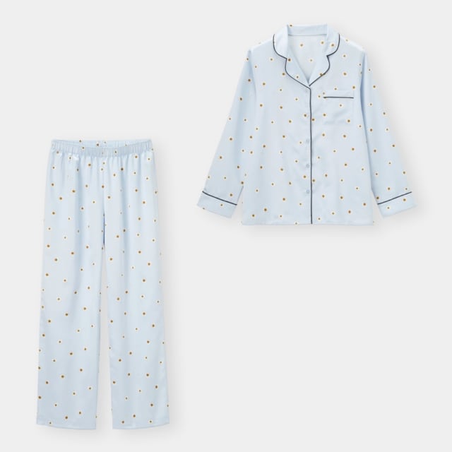 ブルーに花柄がプリントされたパジャマ