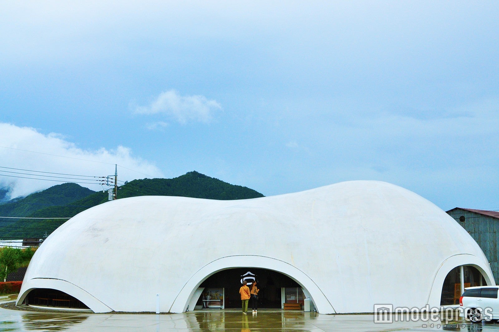 国道に突如あらわれる、真っ白な繭型のドーム（C）モデルプレス