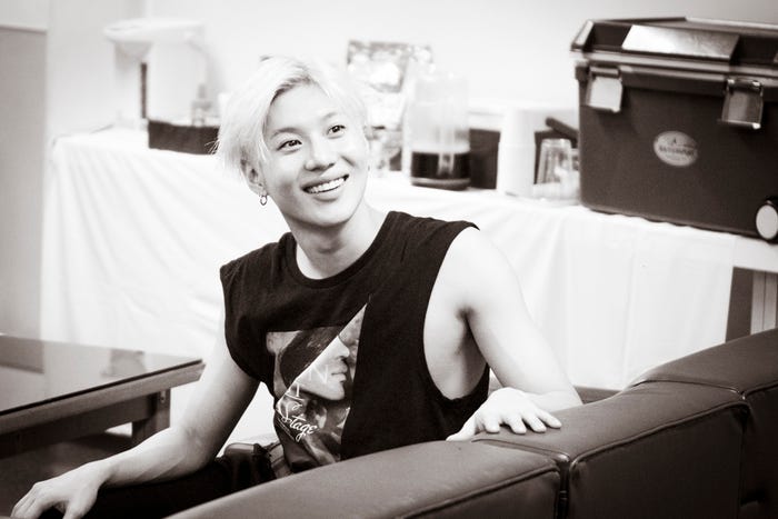 楽屋で笑顔を見せるテミン(撮影:田中聖太郎)