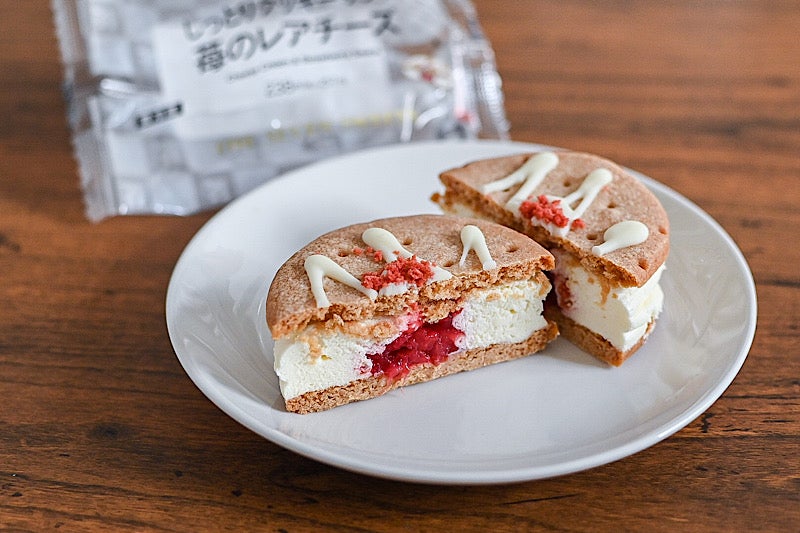 お皿にのった半分にしたセブンイレブンのしっとりクッキーサンド