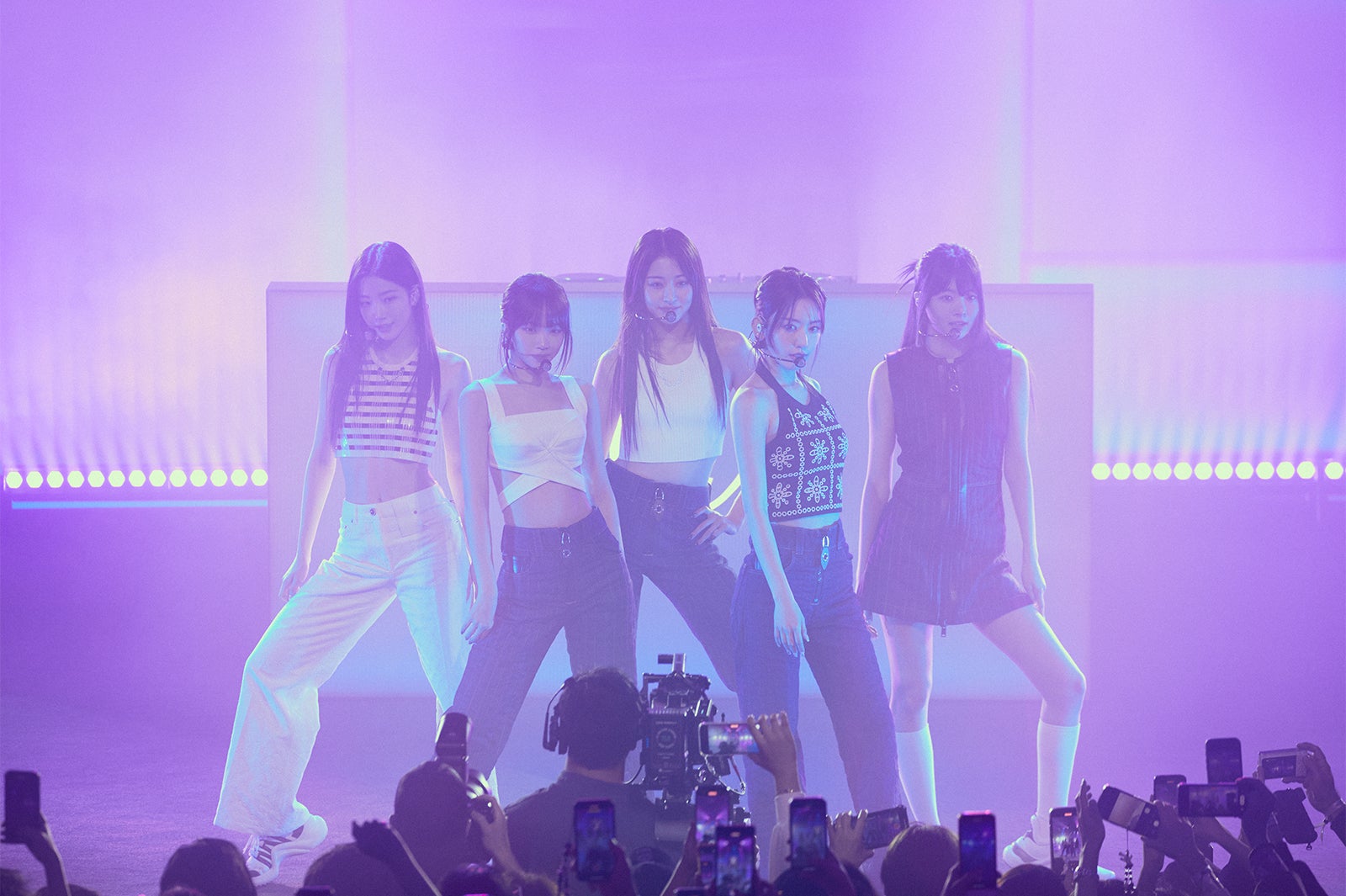 LOUIS VUITTONアフターパーティーでパフォーマンスするLE SSERAFIM（C）LOUIS VUITTON