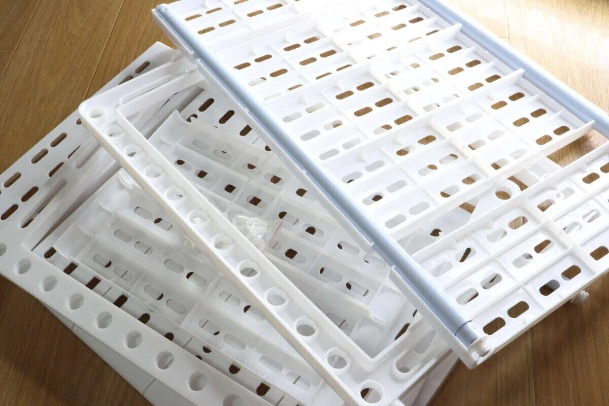 白いプラスチック製のシンク下すきま収納ラックの部品が積み重ねられている