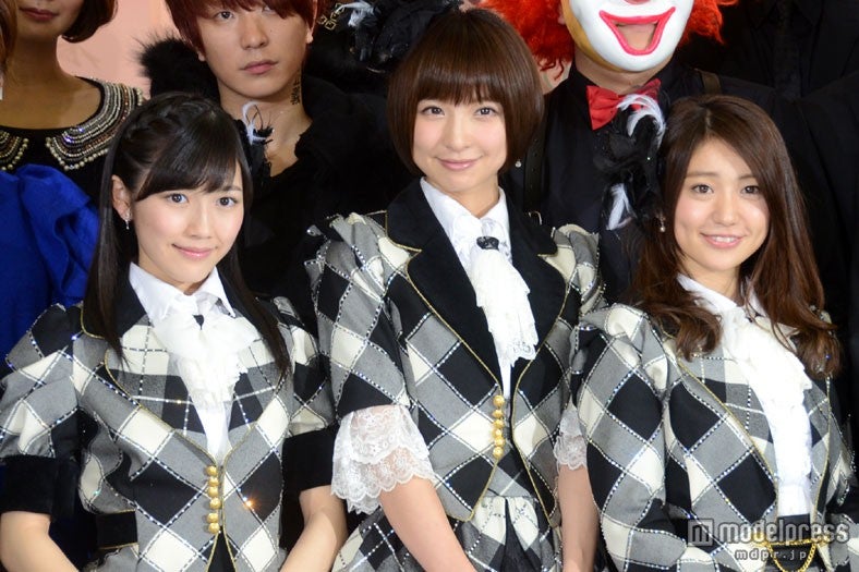 「第54回 輝く！日本レコード大賞」の記者会見に登場した（左から）渡辺麻友、篠田麻里子、大島優子