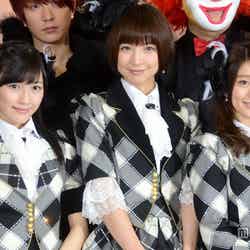 「第54回 輝く！日本レコード大賞」の記者会見に登場した（左から）渡辺麻友、篠田麻里子、大島優子