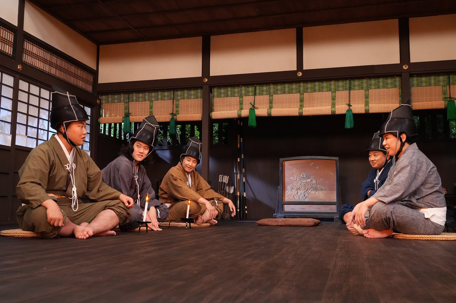 「鎌暗殿の5人」（左から時計回りに）岡部大、粗品、長田庄平、松尾駿、せいや（C）フジテレビ