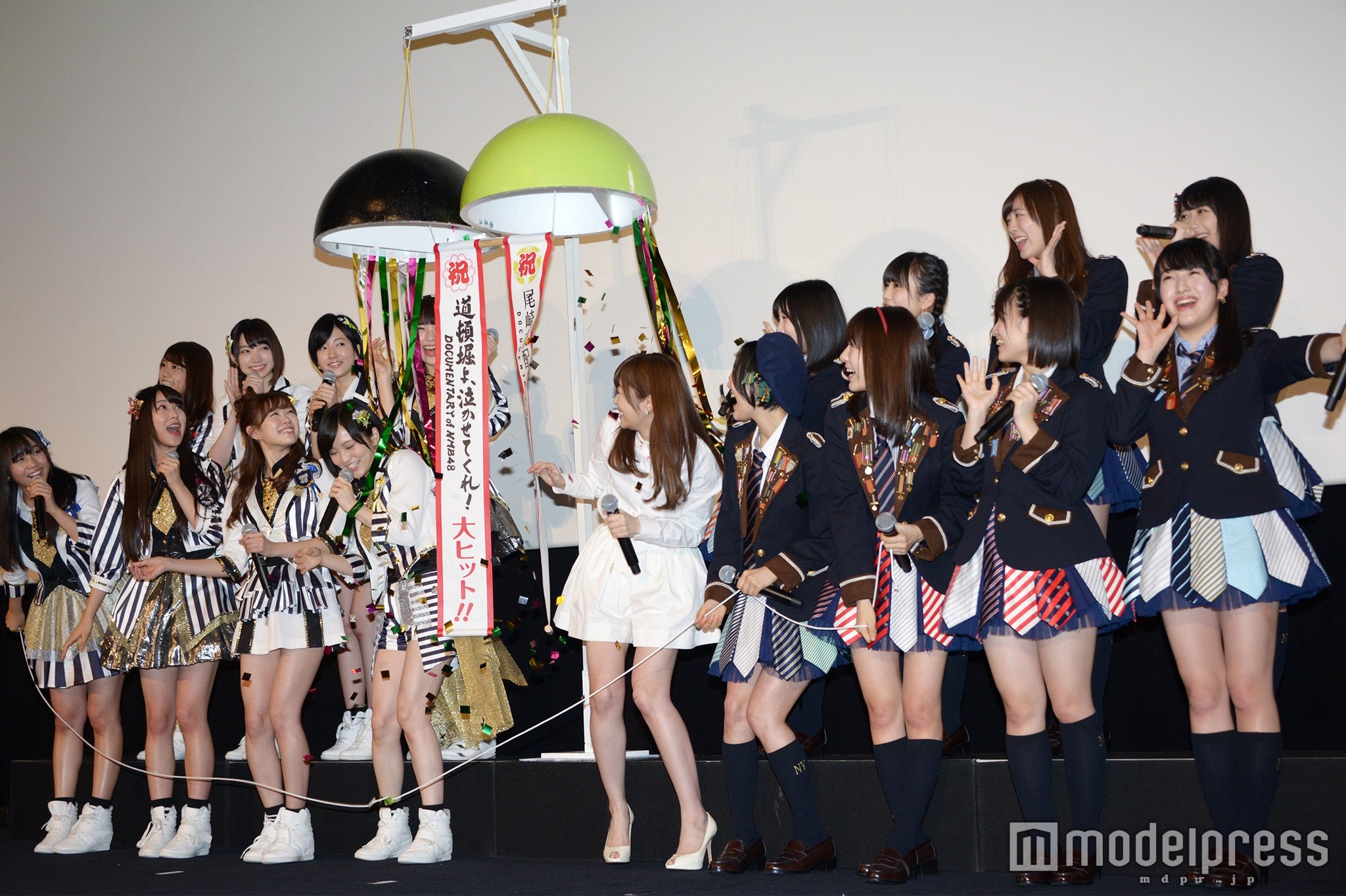 （後段左から）沖田彩華、太田夢莉、須藤凜々花、渋谷凪咲、田中美久、矢吹奈子、坂口理子、上野遥（前段左から）薮下柊、白間美瑠、渡辺美優紀、山本彩、指原莉乃、兒玉遥、宮脇咲良、朝長美桜、田島芽瑠（C）モデルプレス