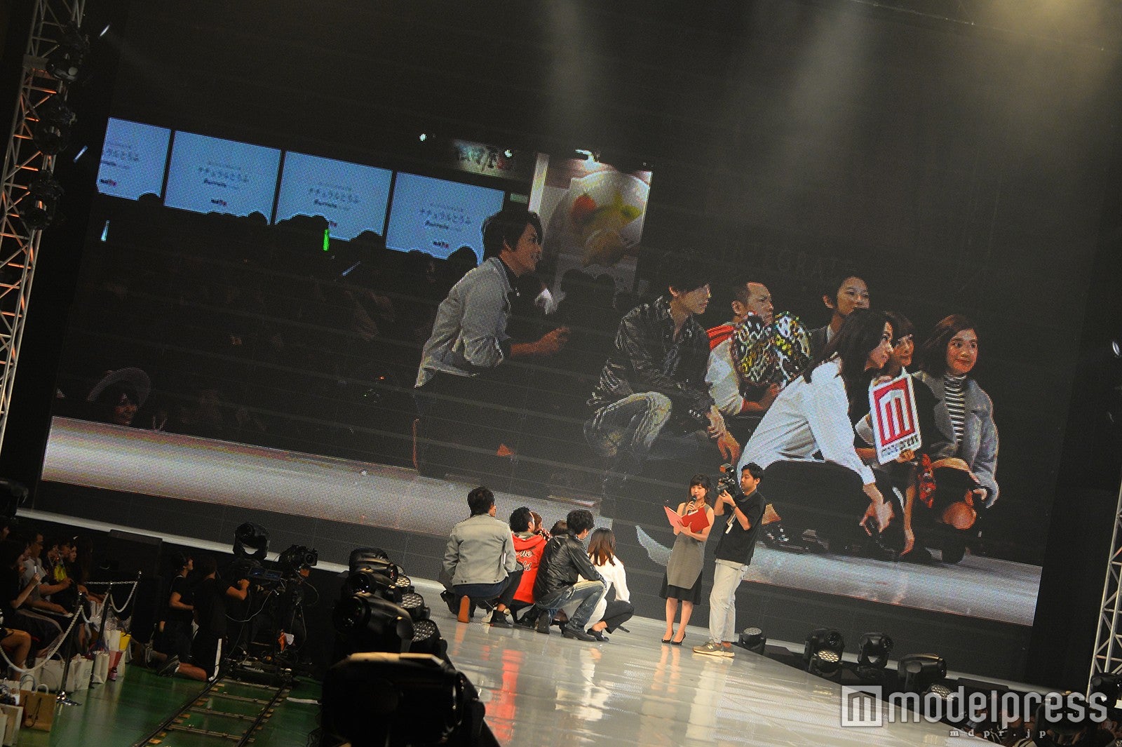 記念撮影の様子（C）モデルプレス