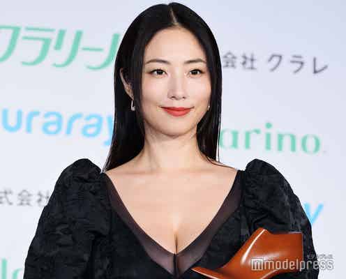 MEGUMI、透けドレスで美バスト&美脚際立つ 理想の女性像に近づく秘訣とは