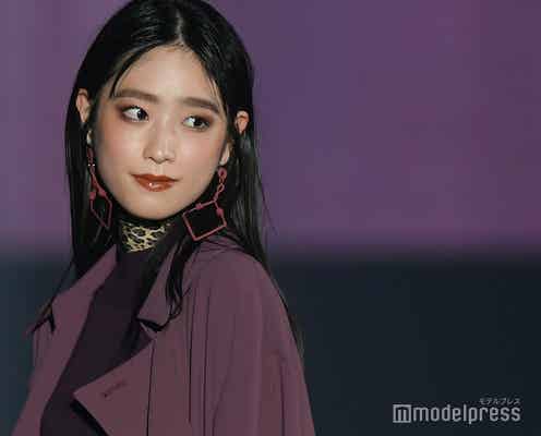 高橋ひかる、ミニワンピで美脚披露 クール秋メイク際立つ<関コレ2019A/W>