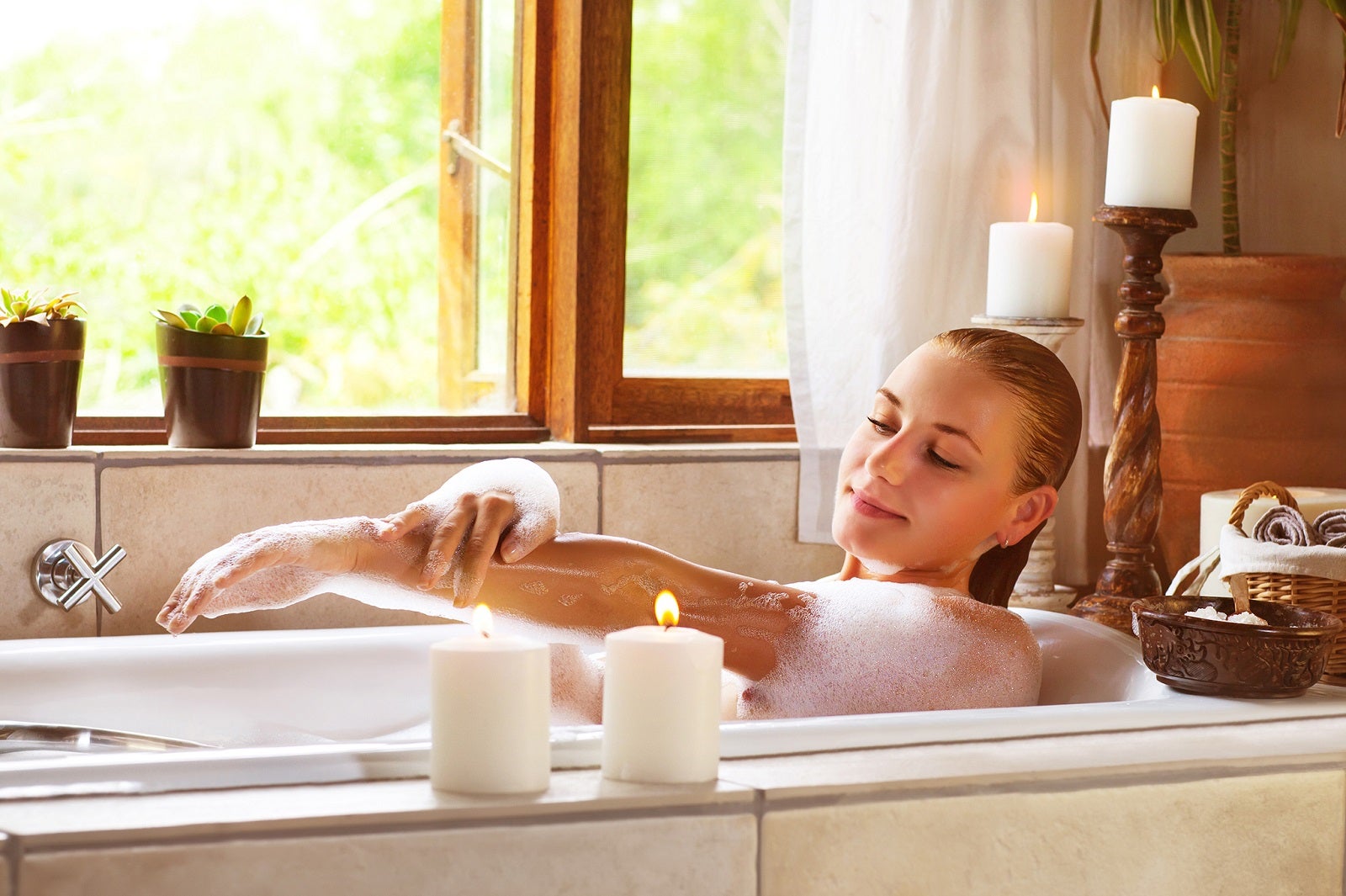 突然の、しかもバスタイム中の電話に、彼もドキドキするはず（Photo by Anna Omelchenko）