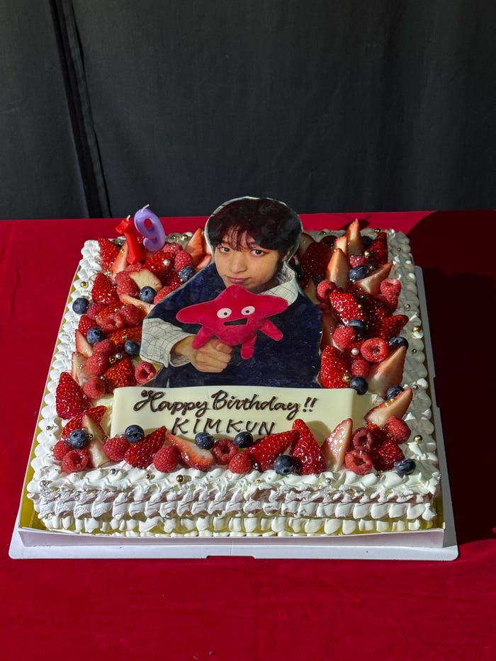 キムゴンへの誕生日サプライズケーキ(C)TBS