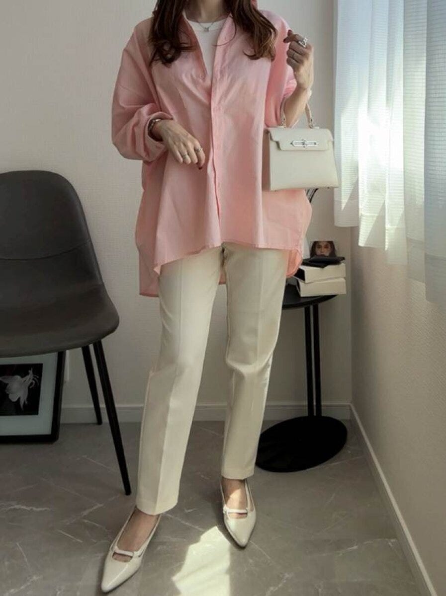 coca　シャツ　ピンク　抜き襟サマ見えコーデ　正面　白バッグ