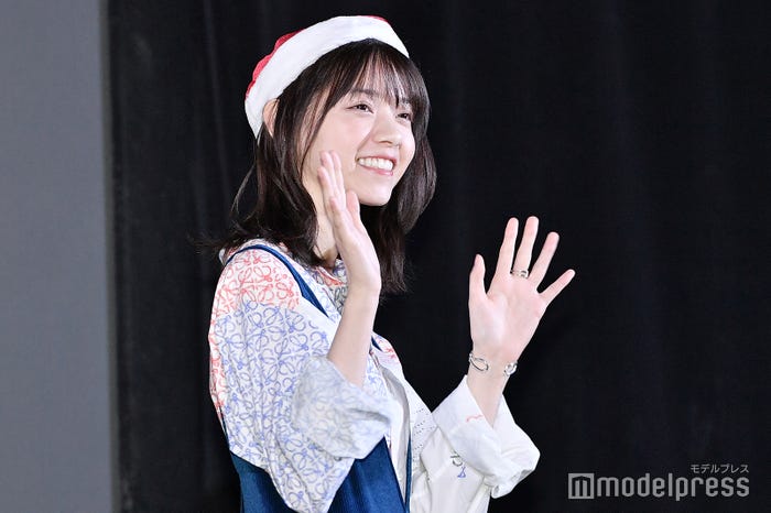 「なーちゃん!」の歓声が会場に鳴り響く…目を見て手を振る西野七瀬(C)モデルプレス