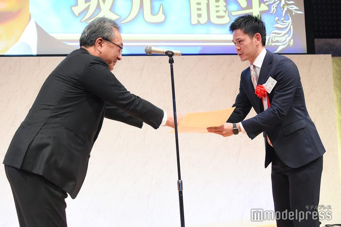 (右)坂元龍斗アナ (C)モデルプレス