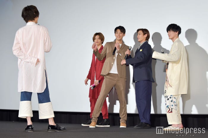 菅田将暉から「戦隊モノみたい」と言われポーズをとる4人(C)モデルプレス
