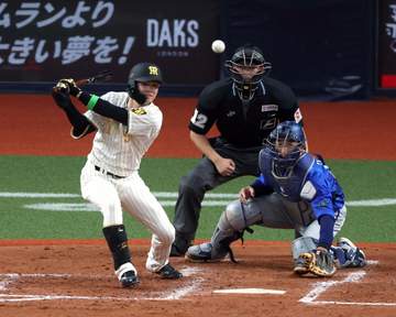阪神 昨季までの同僚・デュプランティエから無安打で五回に1点追加