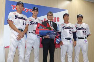 ヤクルト サプライズで登場の後輩が次々と涙を流す 石川の引退会見 小川は声を震わせ「後輩の味方でいてくれてありがとうございました」