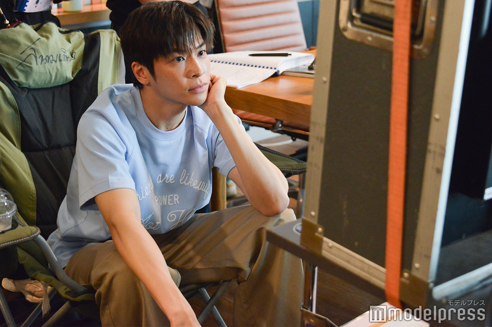 真剣に映像チェックするマーチ＝チュターウット・パッタラガムポン（C）モデルプレス