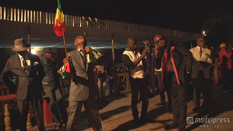 晴れ舞台で勢ぞろいするサプール（C）NHK