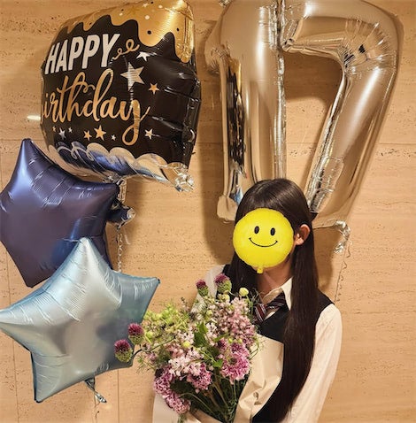 畑野ひろ子、長女の17歳バースデーをお祝い 制服姿の花束ショットを公開