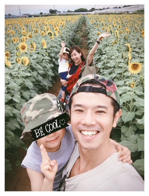 思い出のひまわり畑での家族ショット／藤本美貴オフィシャルブログ（Ameba）より