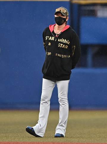 日本ハム・新庄監督 開始予定から約1時間後の雨天中止に「たくさん来てくれたので」待機したファンを慮る 選手には「危ないっしょ。スリップするし」