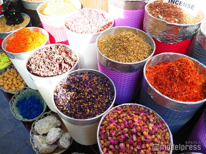 ドバイのスパイススークで売られている、色とりどりの香辛料（C）モデルプレス