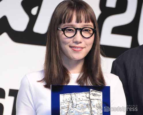 飯豊まりえ、私物ジーンズで堂々登場 オン眉×黒縁メガネが新鮮<ベストジーニスト2023>