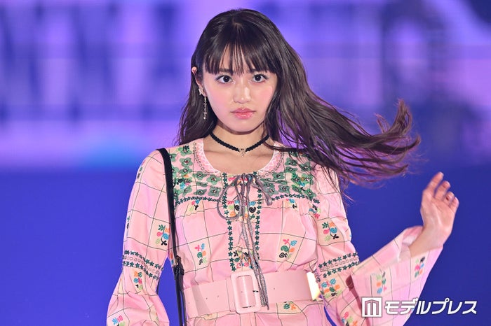 香音、スラリ美脚輝く ピンクワンピ姿が華やか【GirlsAward 2024 S／S】