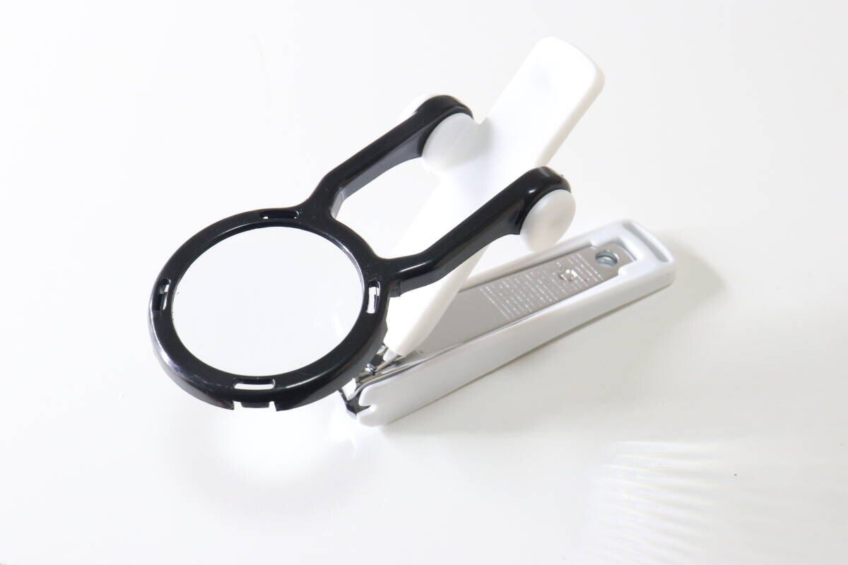 ダイソー 拡大鏡付ネイルクリッパー ダイソーの拡大鏡付ネイルクリッパーのビジュアル