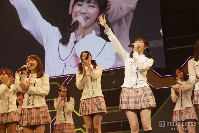 右:渡辺麻友(C)AKS