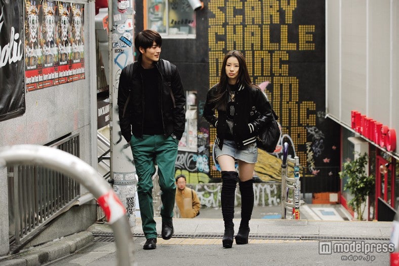 愛子（足立梨花）は脚を出すキャラ。クールでシャープな雅司（山本涼介）は黒とレザーが基調