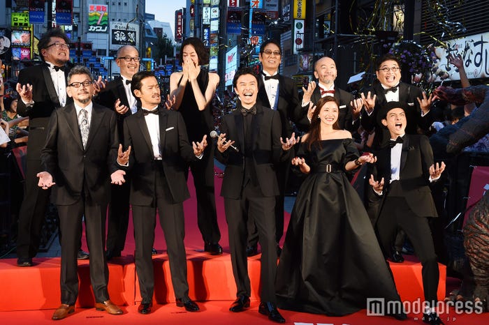 (前列左より)庵野秀明監督、竹野内豊、長谷川博己、石原さとみ、高良健吾(後列左より)樋口真嗣監督、尾上克郎監督、市川実日子、大杉漣、塚本晋也、松尾諭