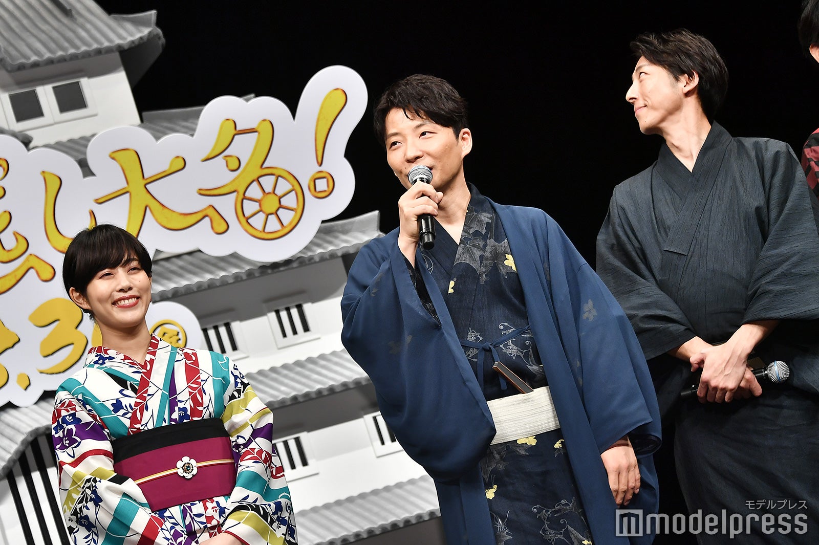 会場に作られた“お城”について「お金かかってますね。嬉しいです」と感想を語る星野源（中央） （C）モデルプレス