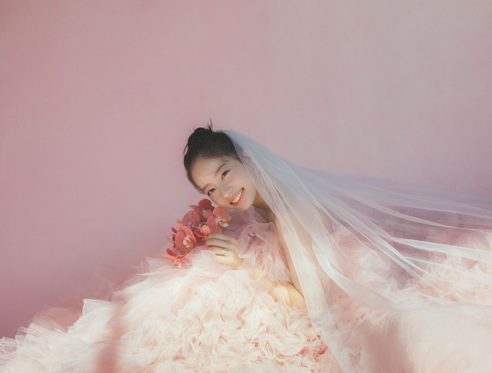 池端杏慈、ピンクのウエディングドレス姿で「ゼクシィ」初表紙 理想のクリスマスデート明かす