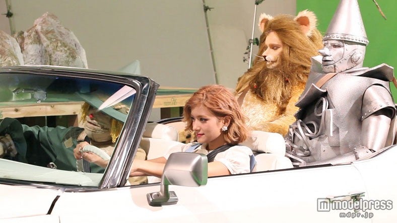 ローラ／新CM「レッツ！ドライブ」篇メイキングショット