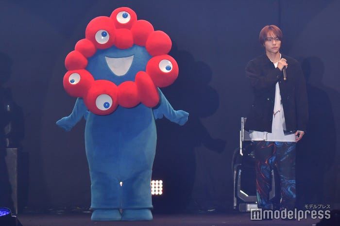 ミャクミャク、山下幸輝(C)モデルプレス