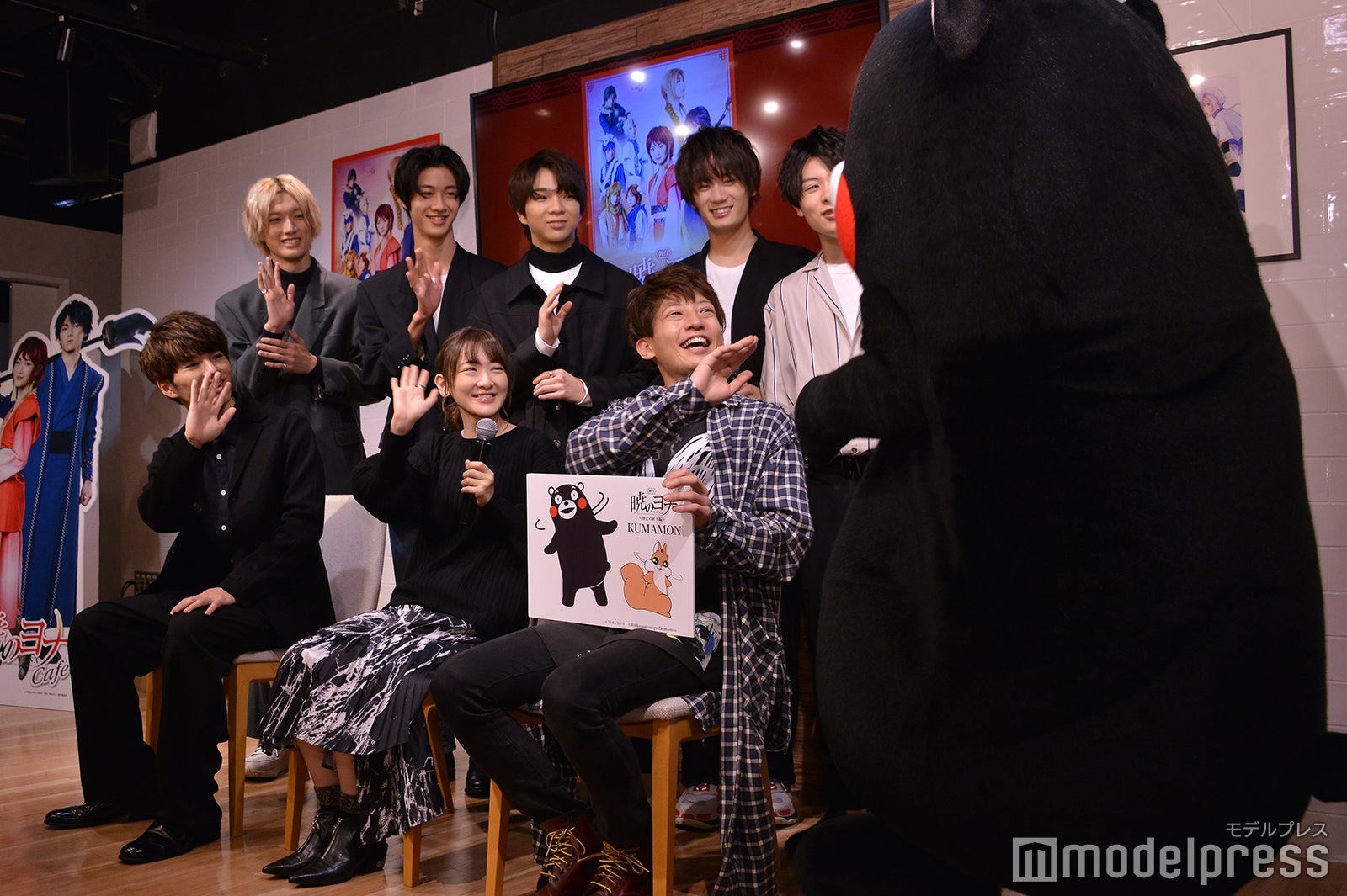 くまモンに別れを告げる一同 （C）モデルプレス