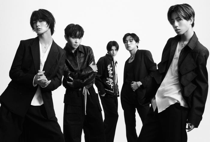 <STARGLOW(スターグロウ)プロフィール>SKY-HIがCEOを務めるマネジメント/レーベル・BMSGが開催したオーディション『THE LAST PIECE』から9月19日に誕生し、BE:FIRST・MAZZELに続く3組目のボーイズグループに。9月22日にプレデビューシングル「Moonchaser」を配信リリースし、2026年1月21日にデビューシングル「Star Wish」のリリースを控えている。