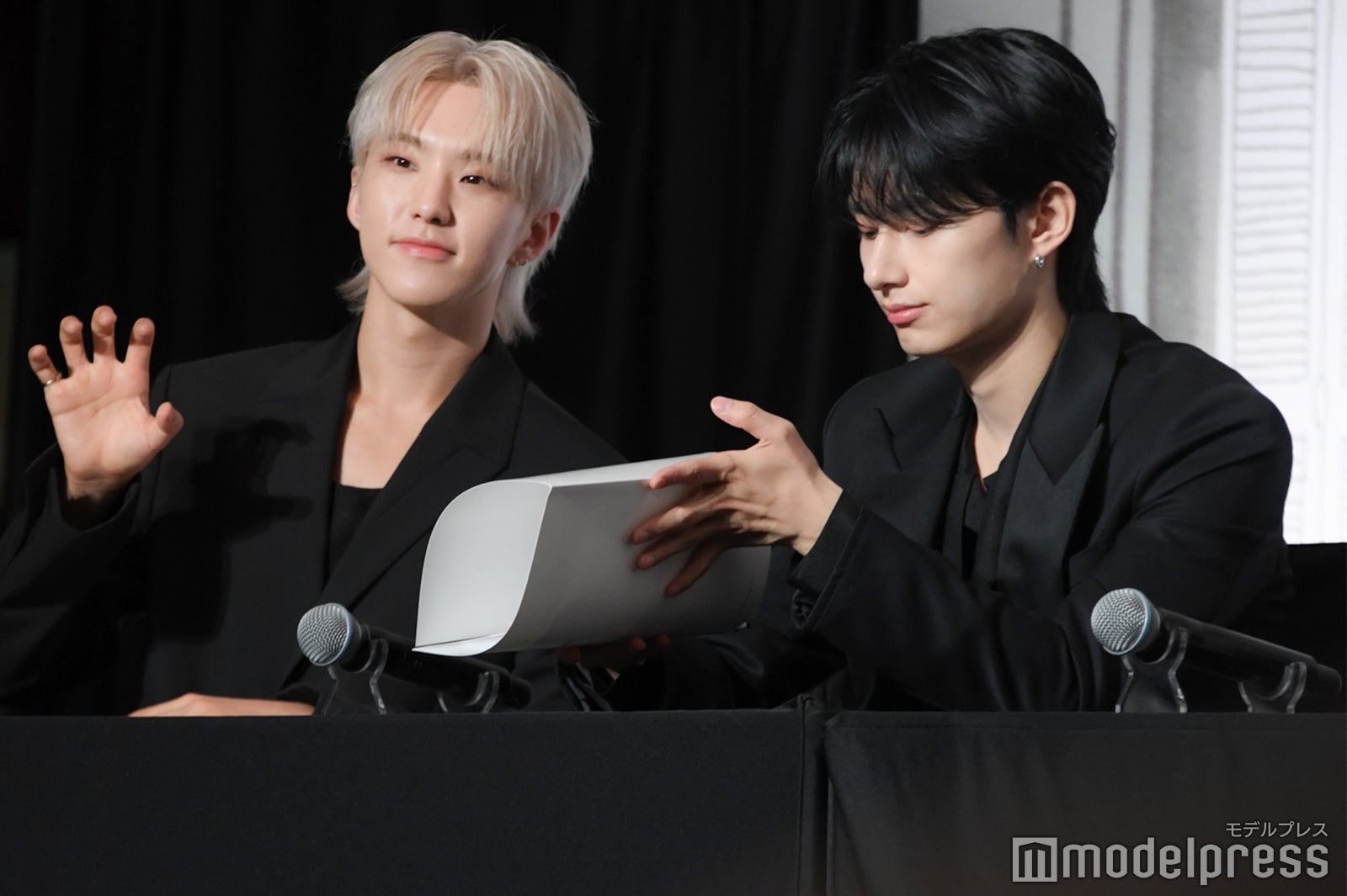 ホランイHOSHI（ホシ）、資料を丸めているJUN（ジュン）（C）モデルプレス