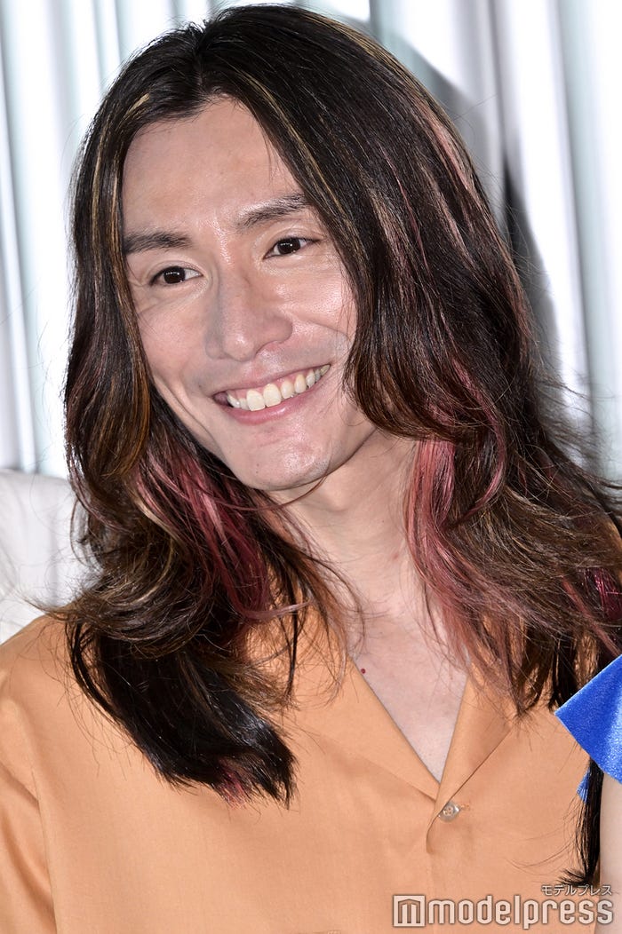 赤のインナーカラーを入れた安田章大(C)モデルプレス